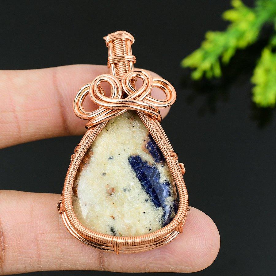 Piatră prețioasă Sodalit Natural Lucrat Manual Înfășurat în Sârmă de Cupru Cadou Pandantiv 2.36 K8k68