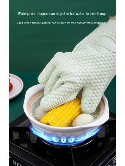 Heat-Resistant Silicone Oven Gloves: Anti-Scald, Non-Slip, Thickened for Baking and Steaming.