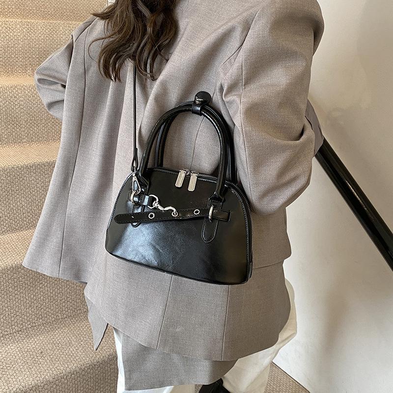 Advanced sense of foreign style small bag women's 2025 new spring and summer versatile messenger bag fashion super fire portable small bag