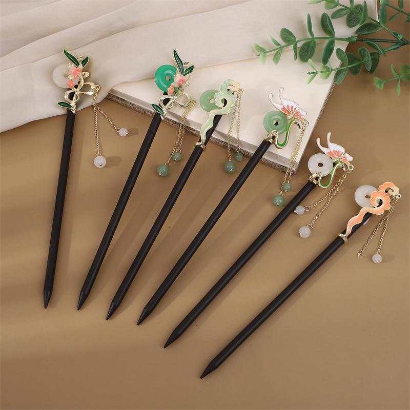 Ebony Style Tassel Hairpin: Vintage Wooden Hair Accessory for Women, Perfect for Simple Updos and Ancient Costume Adornments