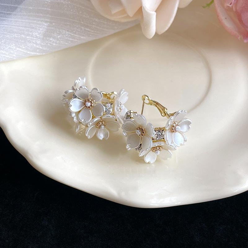 

Silver needle flower diamond stud earrings female French super fairy sweet fashion design earrings niche high-end earrings