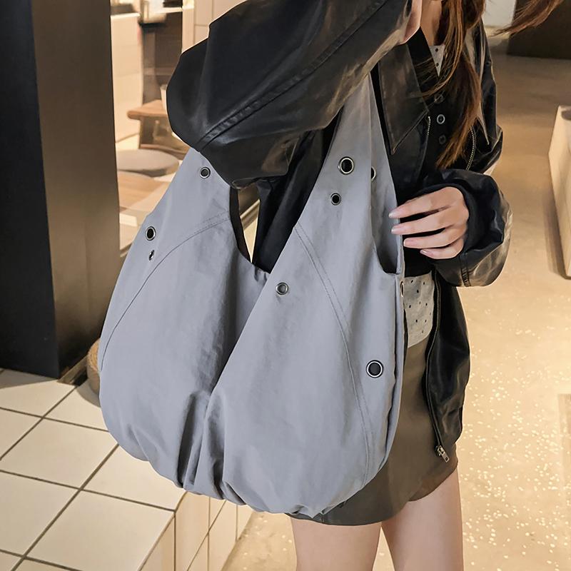 Minimalistische Hobo-Tasche aus Nylon – Leichte & Strapazierfähige Schulter-Tragetasche für Damen, Perfekt für den täglichen Gebrauch und Reisen