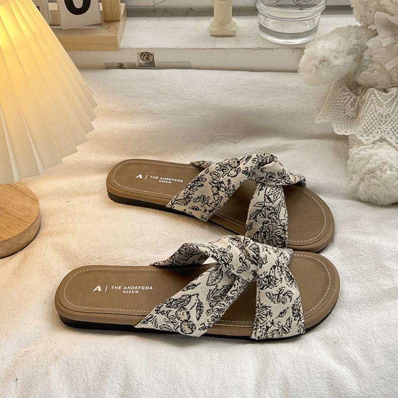 French flat-bottomed cross-word slippers women's summer wear 2025 new fairy style with skirt beach cool slippers