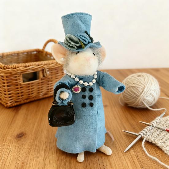 Christmas Felt Mouse Cute Felt Mouse Lady Figurine Needle Felted Mouse Ornament for Festive Holiday Tabletop Mantel Desk Decoration