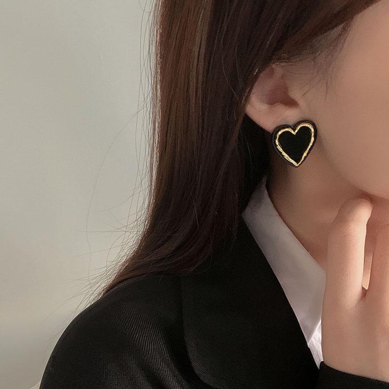 Korean Retro Black & White Checkerboard Stud Earrings: Unique & Simple Style