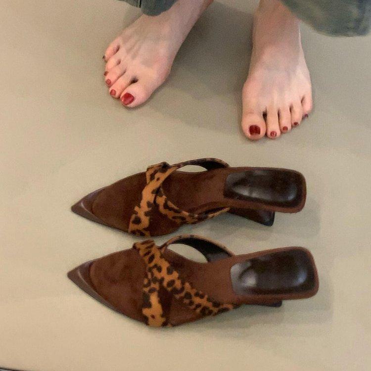 

Нишевые дизайнерские клиновидные каблуки летние новые сочетающиеся по цвету универсальные модные крутые шлепанцы 40 цветной печати леопарда