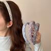 Grid-style Hairband with Wide Edge and High Crown, Made of Sponge Material, Featuring An Elegant Metal Buckle and Knitted Design.