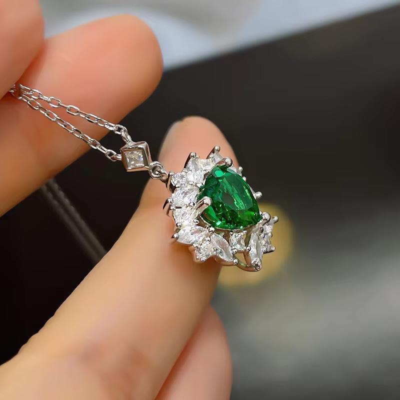 New S925 Silver Emerald Heart-shaped 5A Zircon 8*8 Necklace Ice Flower Design High-end Female Jewelry