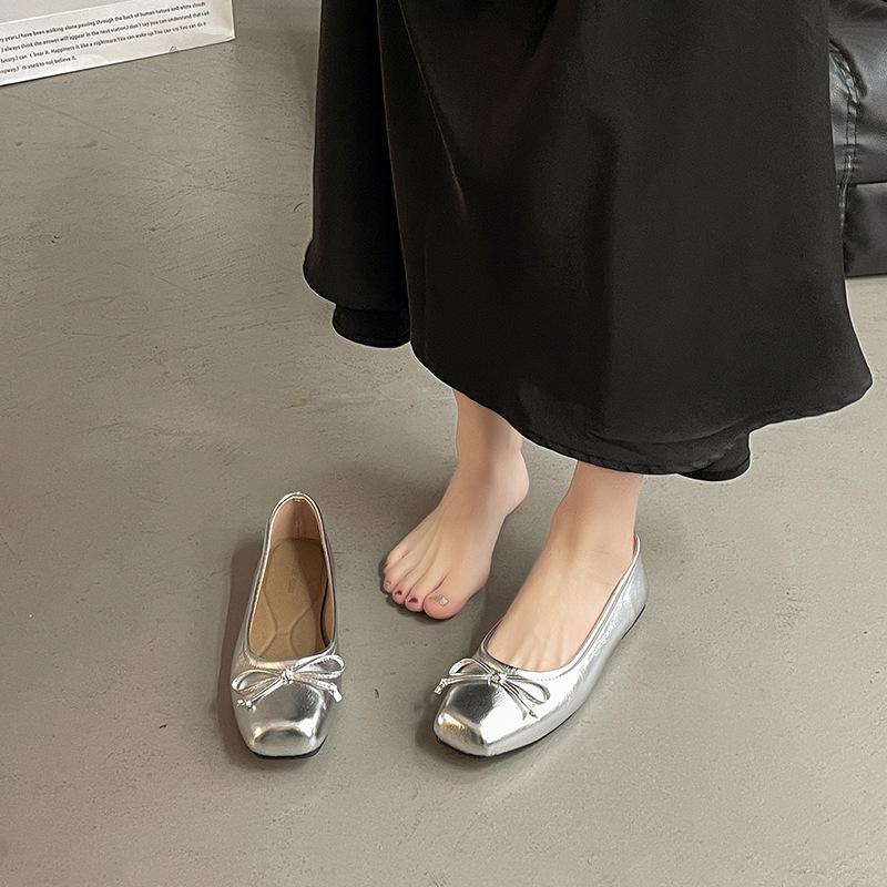 Retro silver bow light mouth versatile single shoes women's spring 2026 new flat bottom square head French beanie shoes