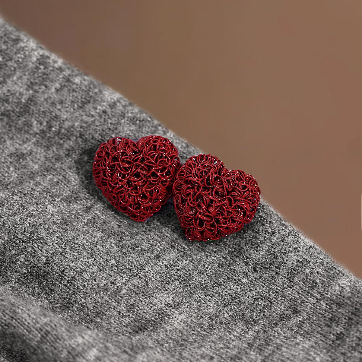 

Минималистичные серьги в форме сердца для любителей ретро красный