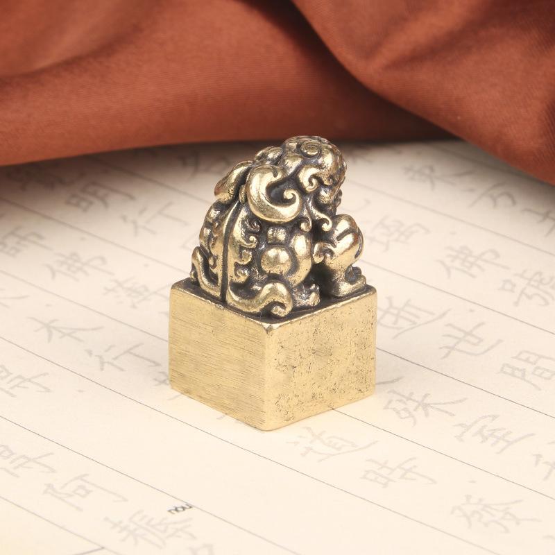 Vintage Brass Pixiu Desktop Ornament Antique Auspicious Beast Copper Engraved Leisure Seal Old Copperware Collection W