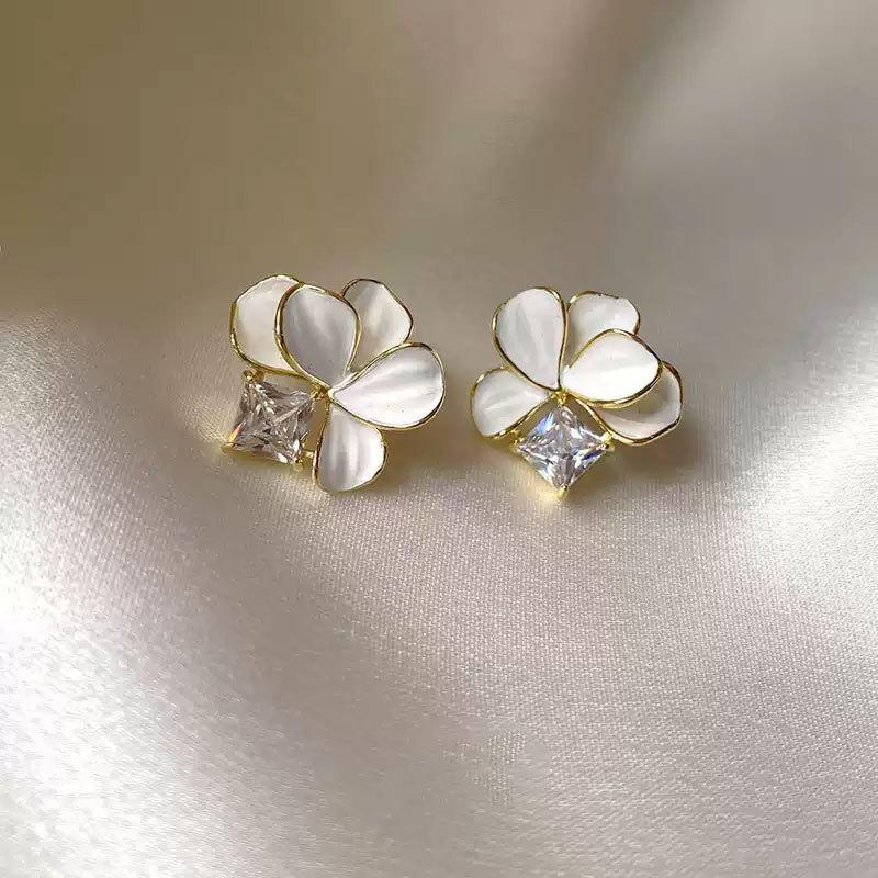 New Camellia Stud Earring for Women Sweet Green and White Flower Earrings Light Luxury Fashion Jewelry