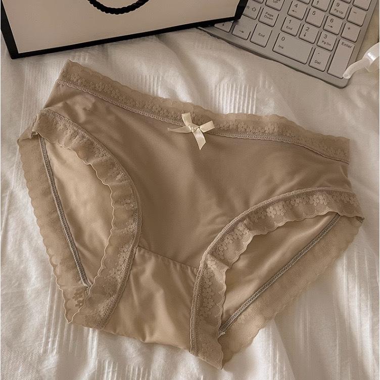 "Cream Girl" Rumpmaskbyxor: Trosor i is-silke med medelhög midja och snabbtorkande funktion, med spetskant för vår/sommar.