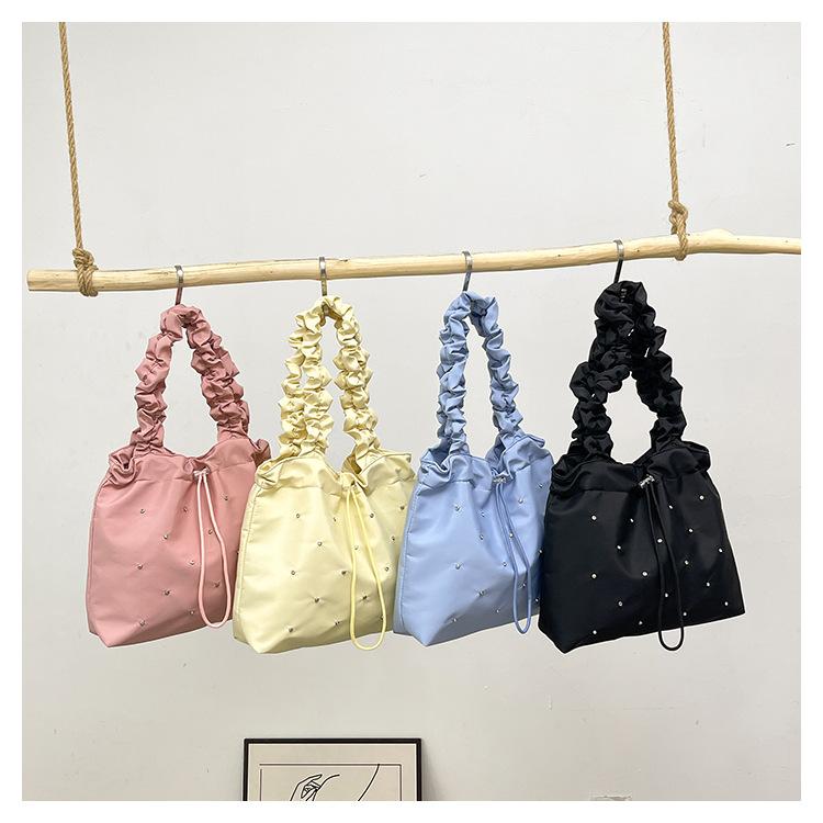 Fashion Heart Pattern Small Shoulder Bag for Women Minimalist Crossbody Bag with Adjustable Strap and Drawstring Closure Suitable for Daily Use