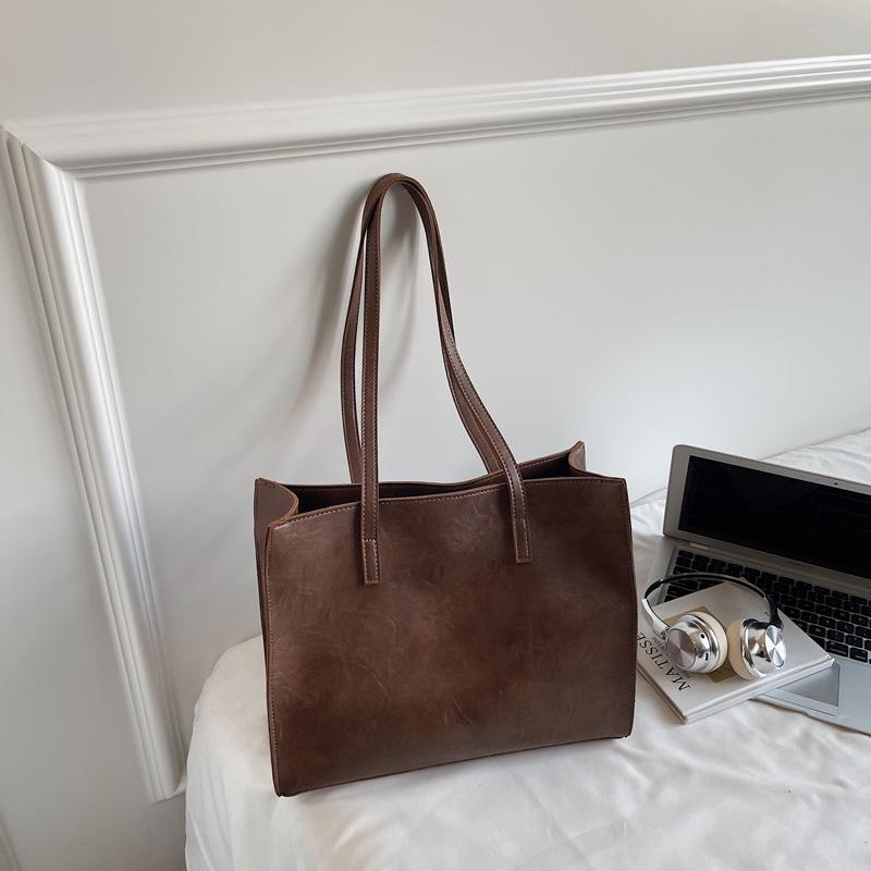 Retro bag women's large capacity 2025 new autumn and winter versatile simple shoulder bag popular commuter tote bag this year