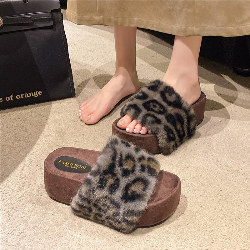 Internet celebrity explosion thick bottom heightening leopard print fluffy slippers women 2025 autumn and winter new furry outer wear one-word c