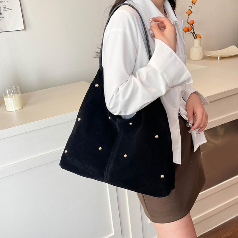 Yogodlns Módní nýtovaná taška přes rameno pro ženy Velkokapacitní ležérní kabelky Jednoduchá dojížděcí taška Tote Retro semišová kožená taška pod paži