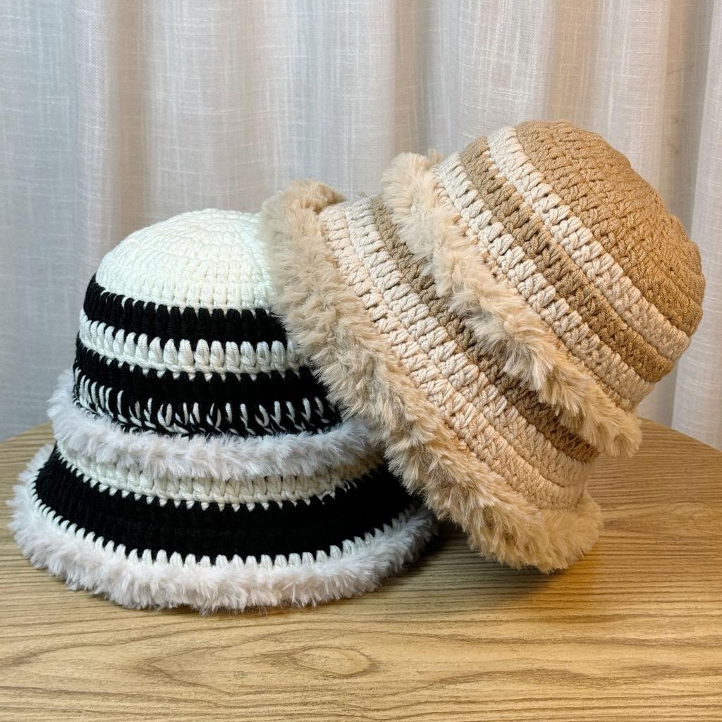 Crocheted Color blocked Plush Knitted Fisherman Hat for Women in Autumn and Winter Warm and Face Showing Small Woolen Hat Plush Hat