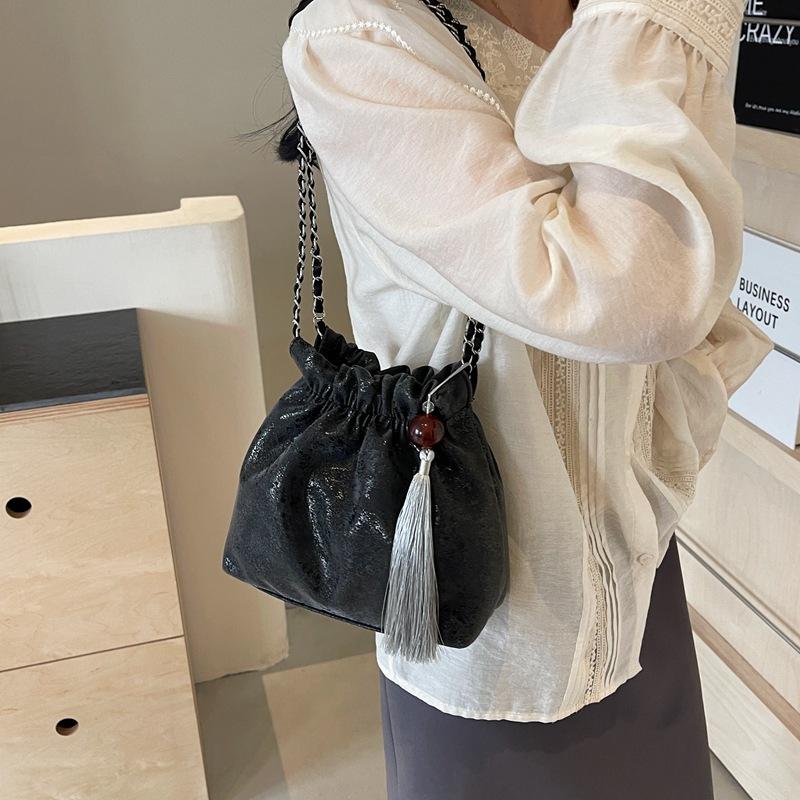 This year's popular bucket bag women's spring and summer 2025 new Korean version pleated foreign style versatile chain shoulder bag