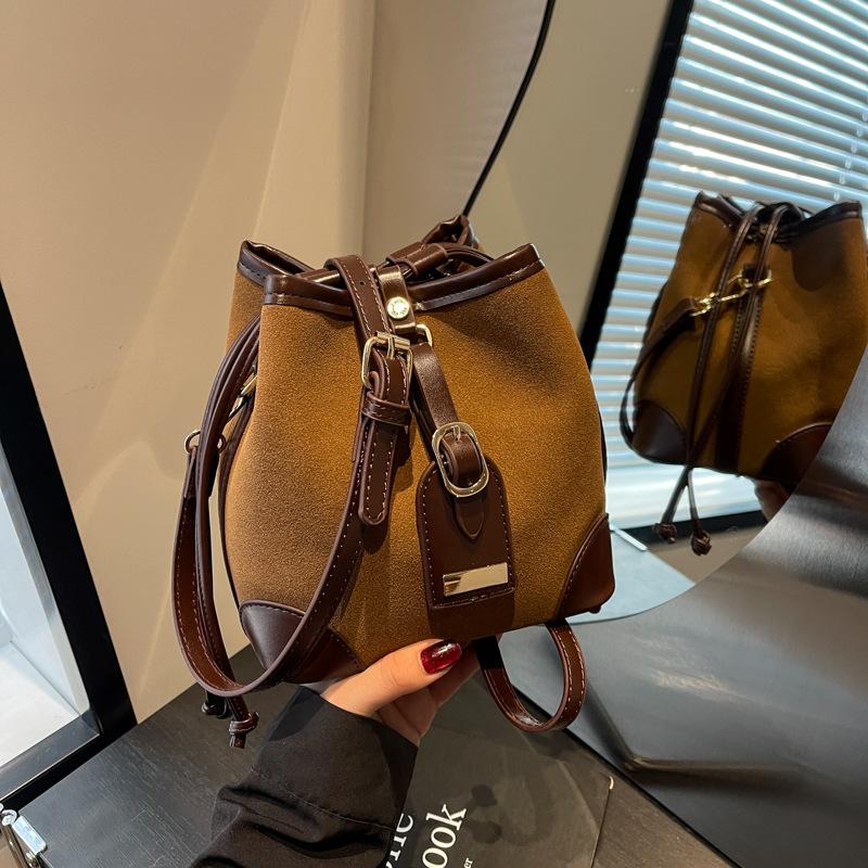 

Популярні сумки, універсальні сумки-відра, нові ретро-сумки на плече 2024 року, модні та елітні сумки-месенджери. коричневий