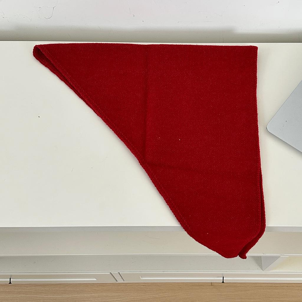 A Wool-Blend Flat Woven Triangular Scarf For Women Suitable For All Seasons For Decoration Pography And Travel Paired With A Small Headscarf