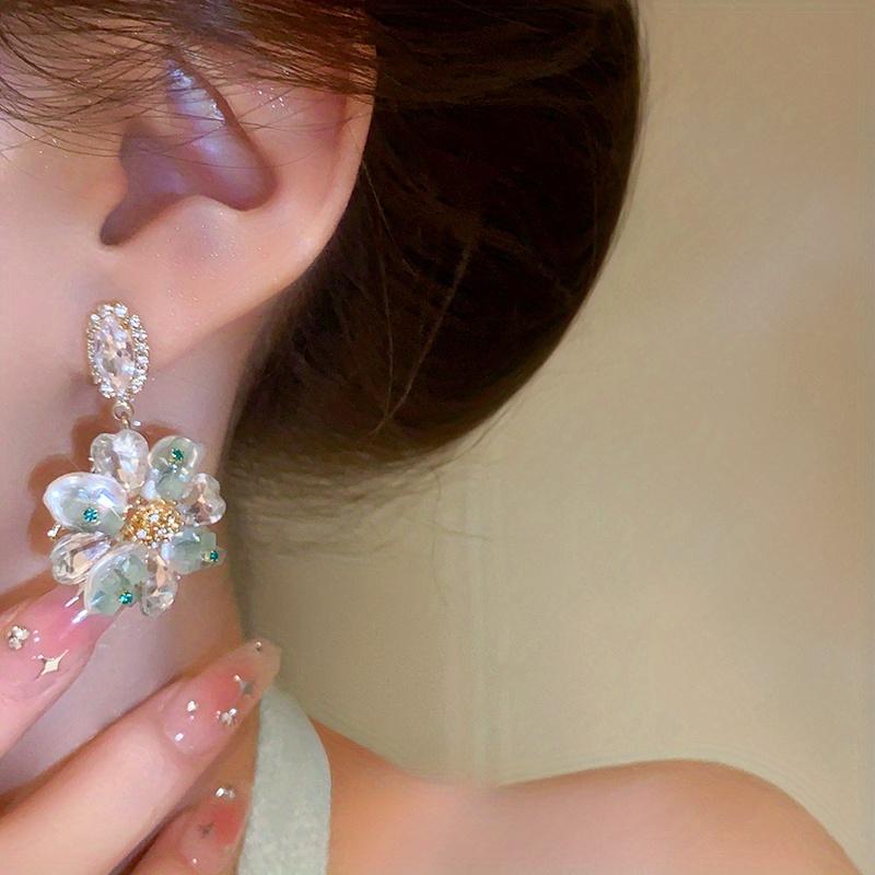 A Pair of Vintage Elegant Bling-Bling Exquisite Flower Earrings