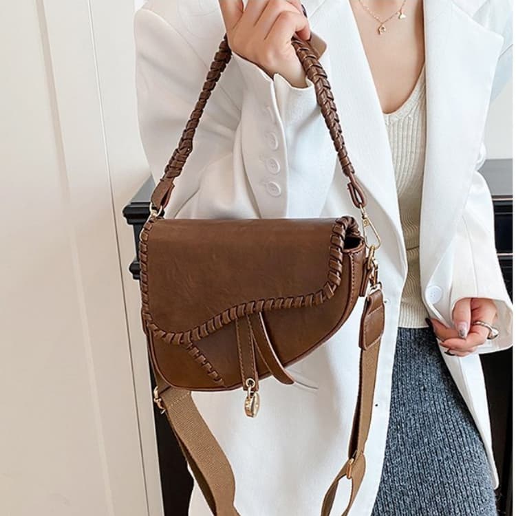Retro-style Personalized One-shoulder Crossbody Armpit Bag