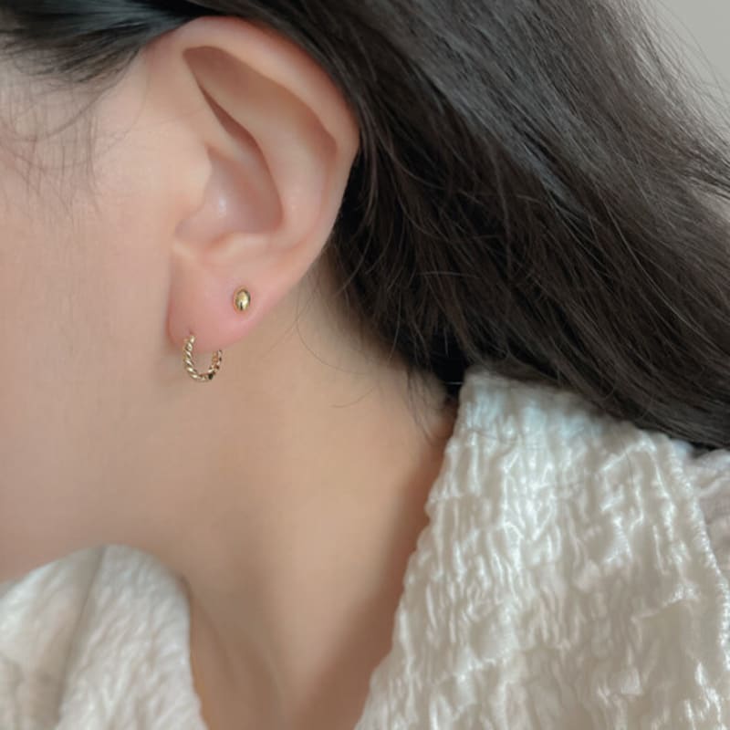 BettyU 14k gold egg ball piercing