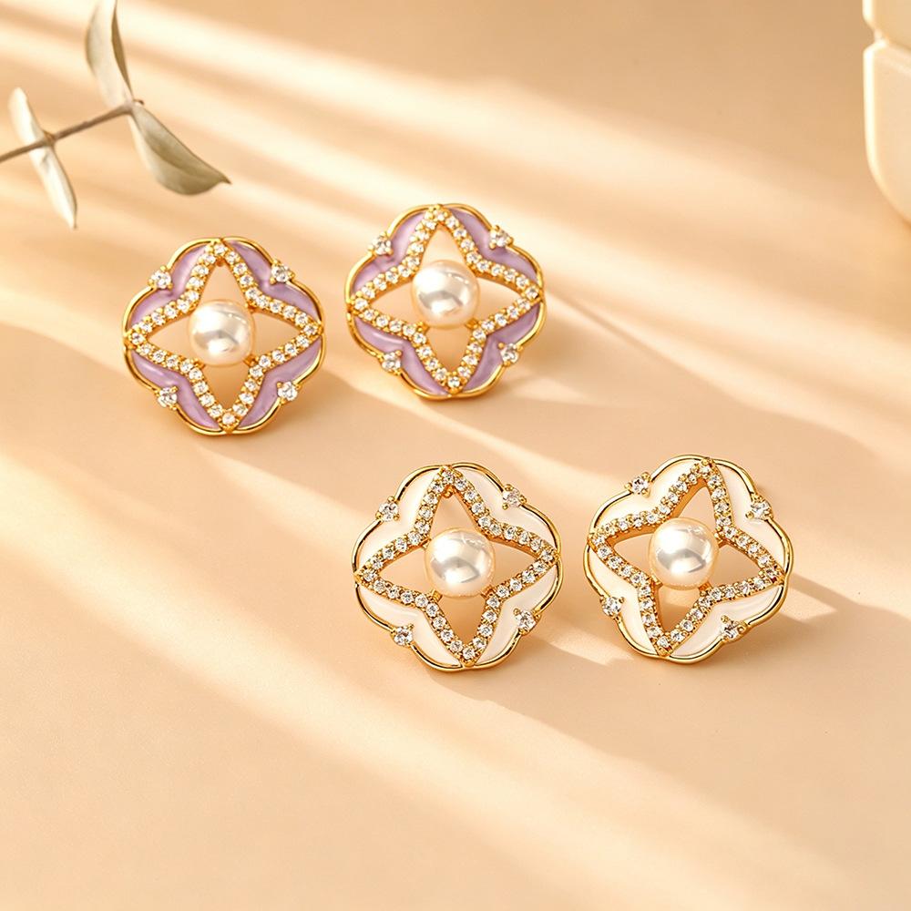 French Clover Pearl Stud Earrings for Women, Four Leaf Flower Earrings with Elegant Sparkling Design, Sweet Minimalist Jewelry for Daily Wear Fashion