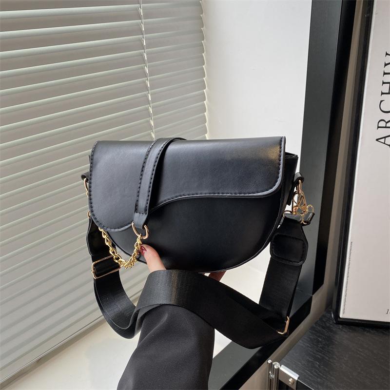 

Premium texture summer new popular retro popular commuter messenger bag fashionable shoulder underarm saddle bag чёрный