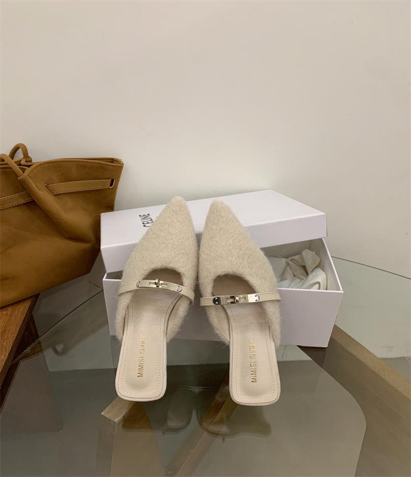 French temperament baotou, half slippers, and women's shoes outside. In the spring and autumn of 2025, the new models are matched with skirts, pointe