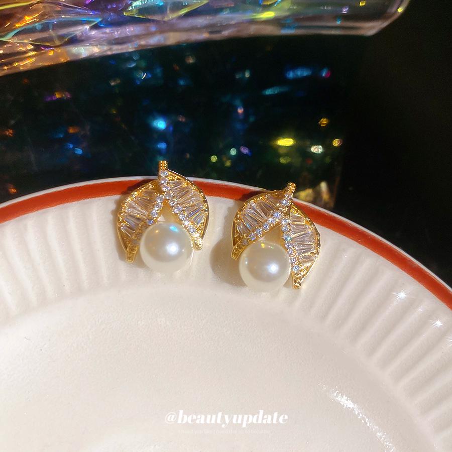 14k Gold-Plated Leaf & Pearl Zirconia Stud Earrings - Elegant Silver Needle Jewelry for Women