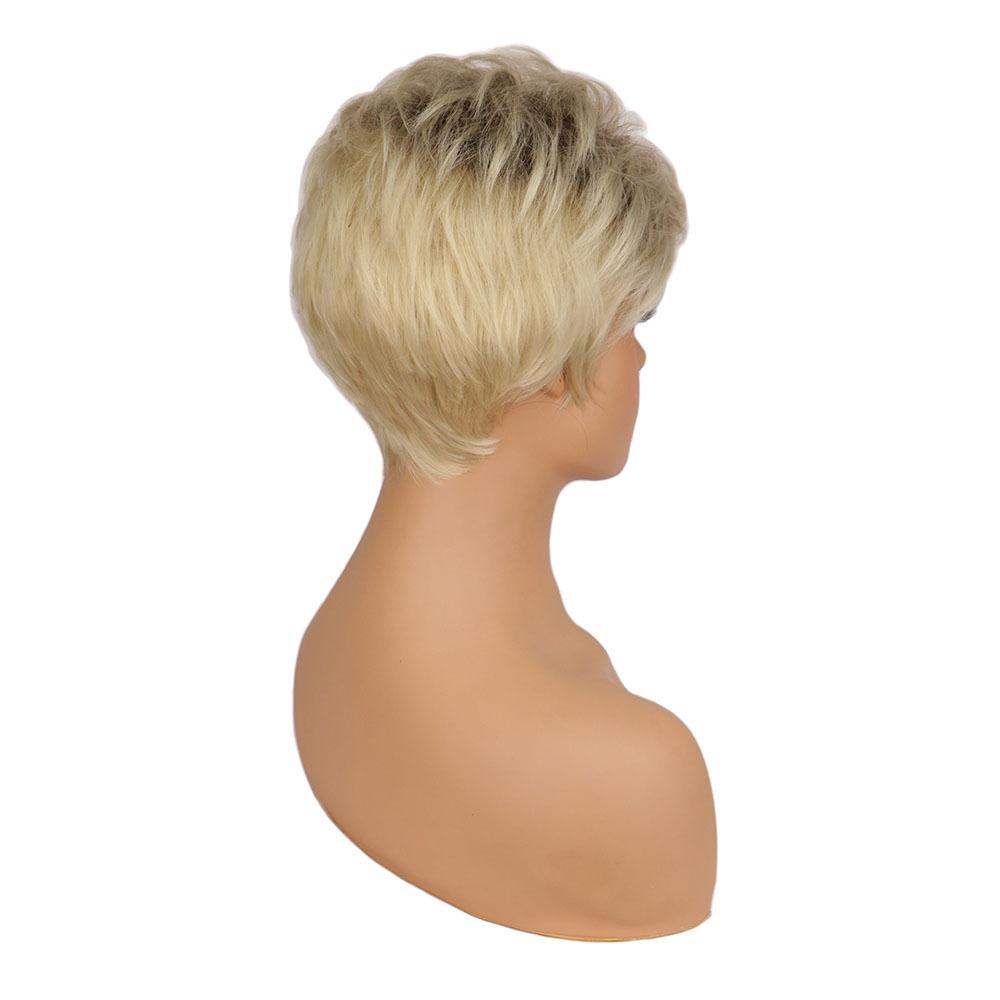 Păr scurt vopsit pufos de femei la modă