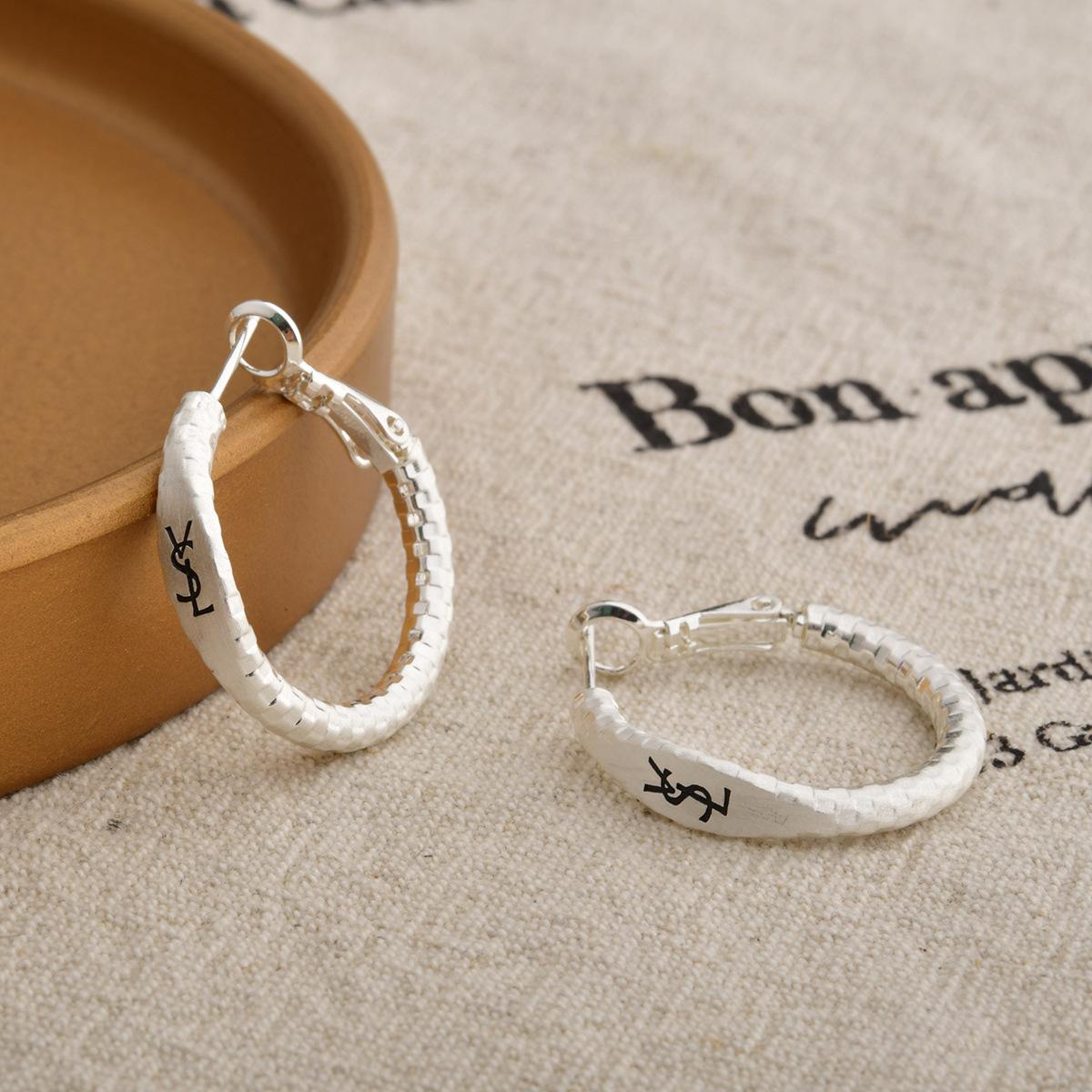 

Минималистичные серьги-кольца с буквами, матовые золотые серьги-хагги, ретро простые серьги, дизайнерские украшения