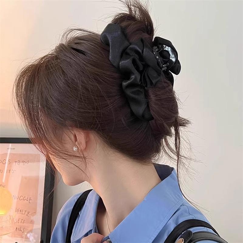 1pc Sparkling pleated fabric cloud bubble grip clip for women's high-end feeling, large shark clip hair accessory