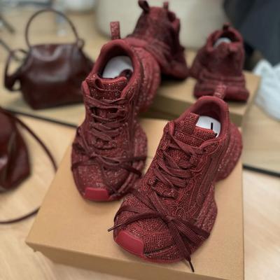 2024 Lente en Herfst Nieuwe Dames Strass Vol met Diamanten Bandjes Dikke Zool Angola Rood Niche Sport en Vrije Tijd Papa Schoenen