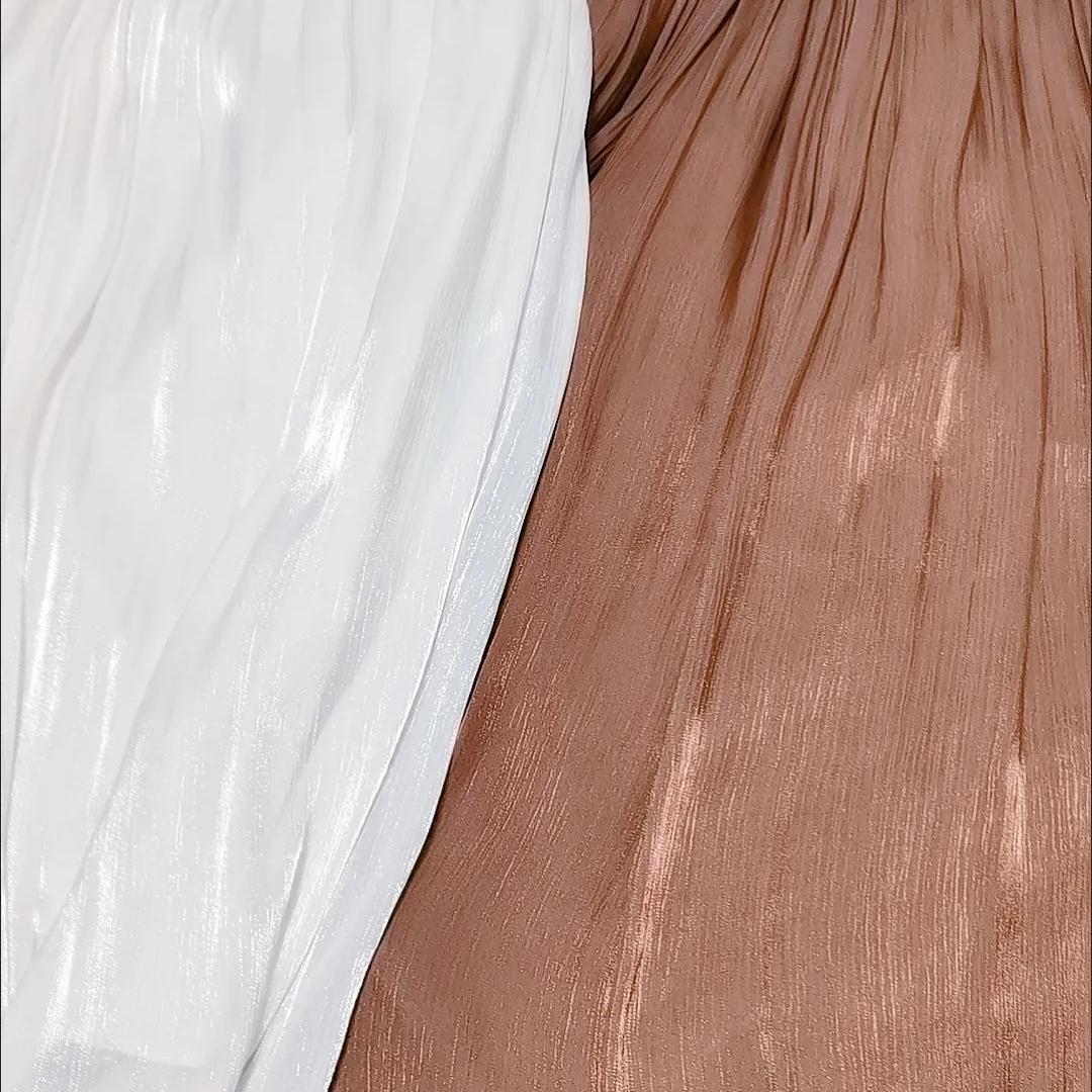 Элегантная и модная макси-юбка песочного цвета с высокой талией и складками на лето — фото 11