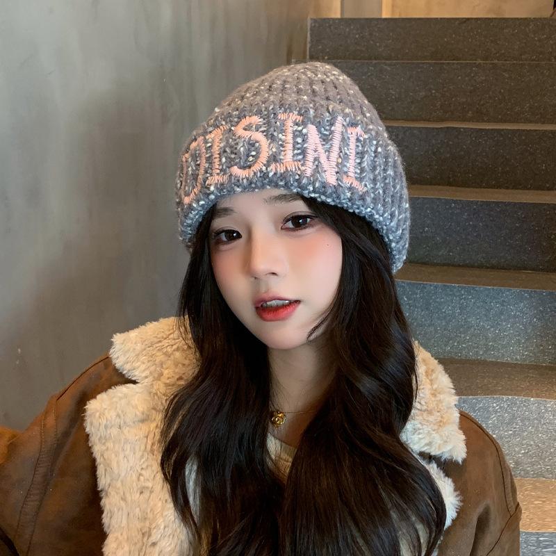 Damen Wintermütze mit Ohrenschützer, warm, dick, mit Stickerei, Buchstaben, Strickmütze, süße süße Mütze