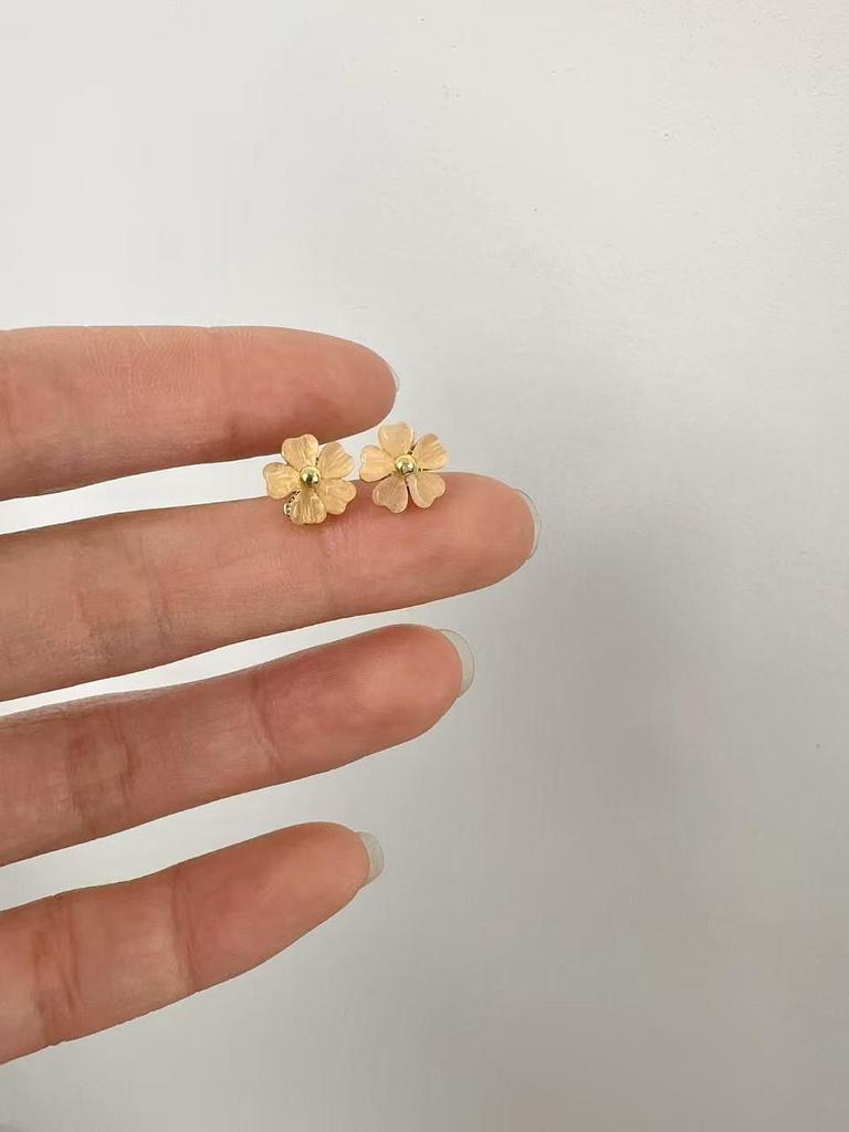 S925 Silver Needle Cat's Eye Flower Earrings - Elegant, Versatile, Light Luxury Design for Women