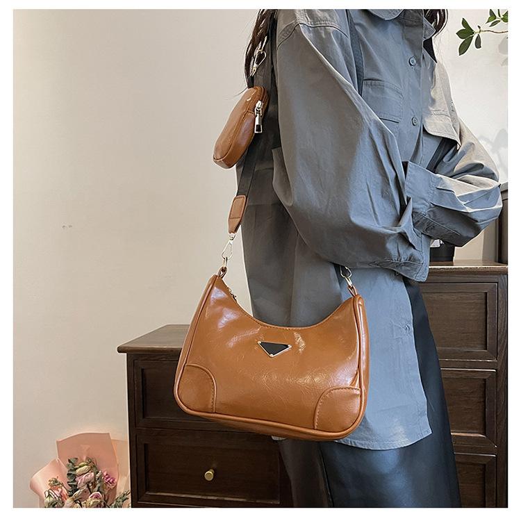 Женские однотонные квадратные сумки через плечо на молнии для отдыха из искусственной — фото 7