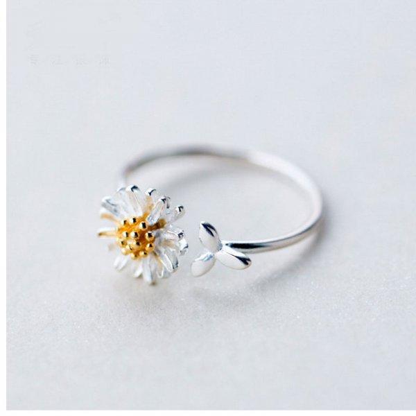 Korean Fashion Wild Asymmetric Daisy Flower Stud Earrings For Women Delicate Small Daisy Earrings Boucle d oreille Jewelry Gifts