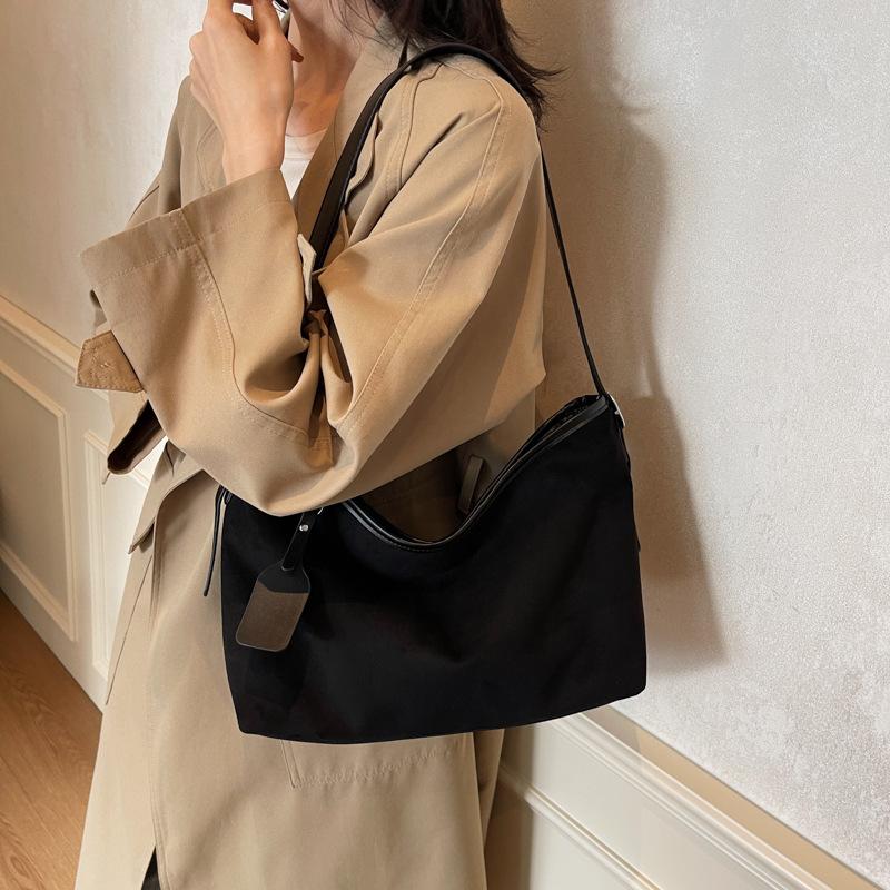 This year, large-capacity tote bags are popular for women's 2025 autumn and winter new versatile casual shoulder messenger commuter bags.