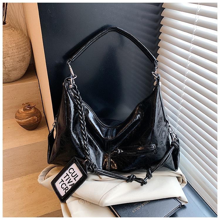 

Commuter large-capacity bag women s spring new versatile messenger bag fashionable shoulder underarm tote bag чорний