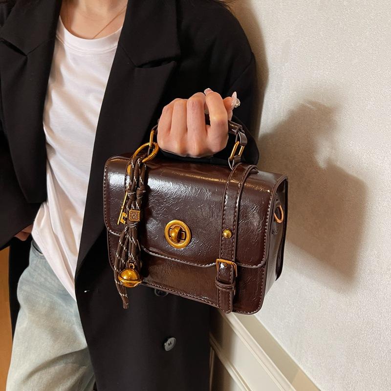 Super fire small bag women's autumn and winter versatile 2025 new retro messenger messenger bag fashionable portable Cambridge small square bag
