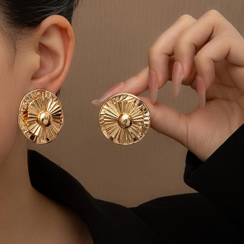 Vintage Metal Pleated Round Button Earrings: Cross-Border High-End Statement Studs for Women