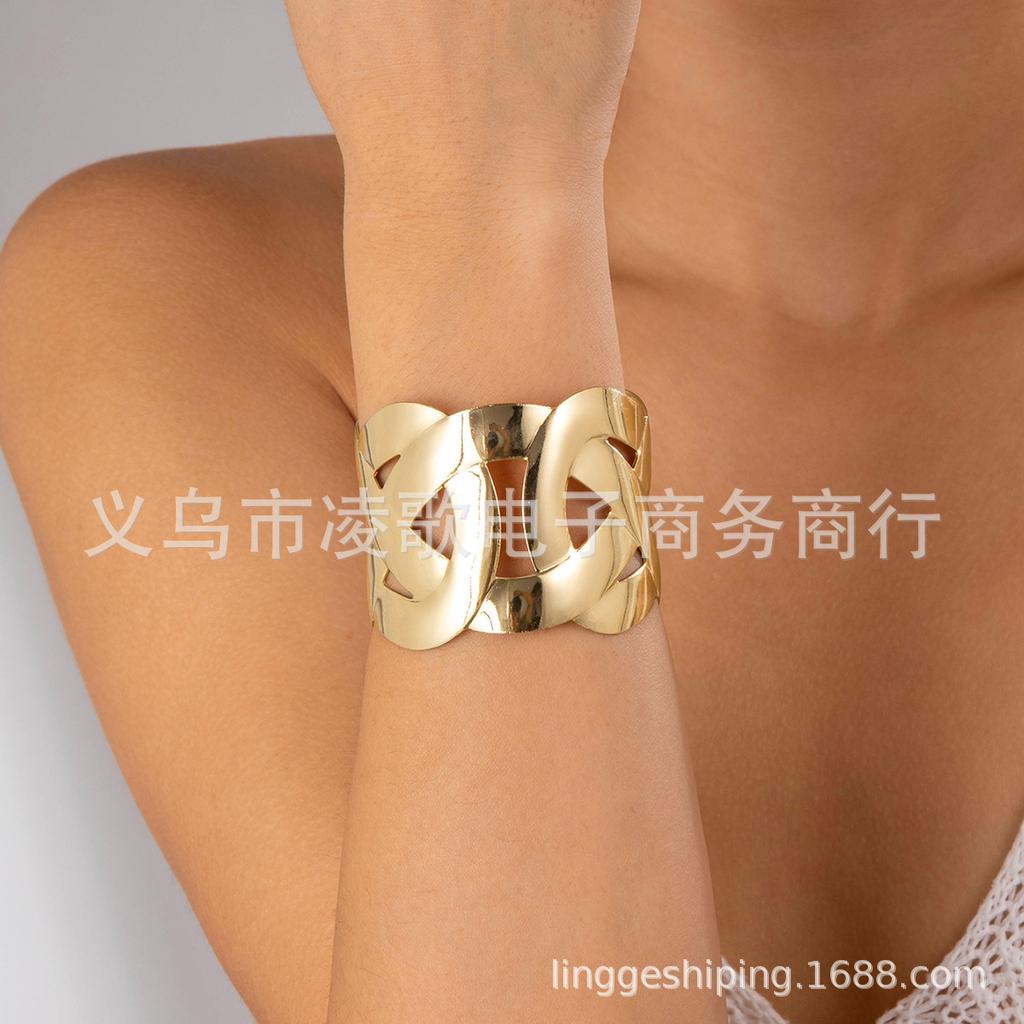 Hot-selling, exaggerated metal hollow pattern shape iron bracelet set, wire arm ring
