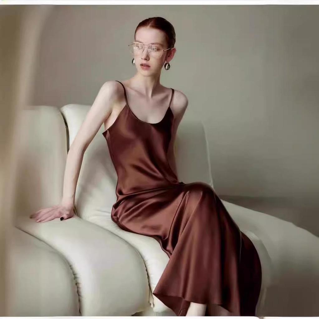 Importiertes Seiden-Triacetat Rundhals-Kleid im schrägen Schnitt mit kurzen Ärmeln, schmaler Taille und elegantem Design