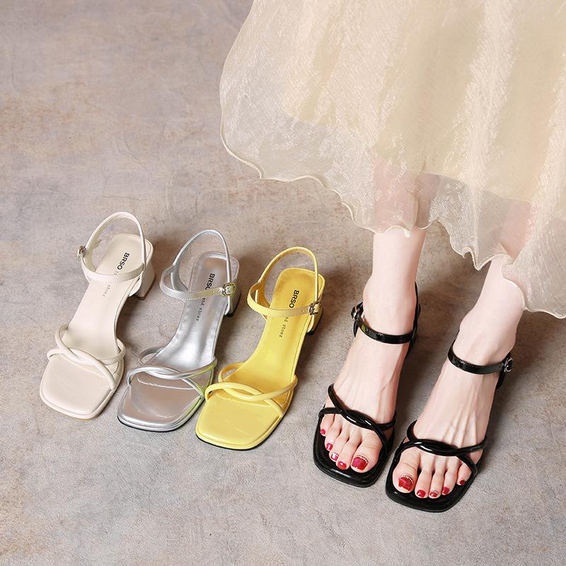Hochhackige Sandalen Frühling und Sommer 2025 neu silberne Mode Perlenriemen Feenwind Wort mit dickabsatzigen Sandalen Frau