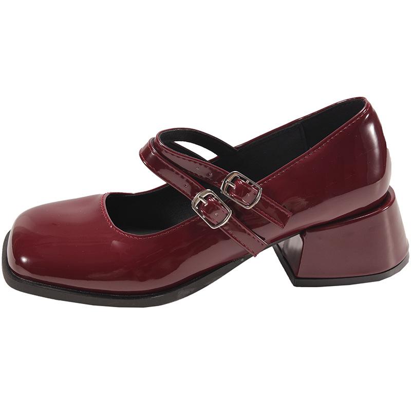 Temperamento alla moda rosso testa quadrata francese tacco spesso scarpe basse in pelle piccola da donna 2025 nuove primavera e autunno gonna Mary Jane scarpe singole