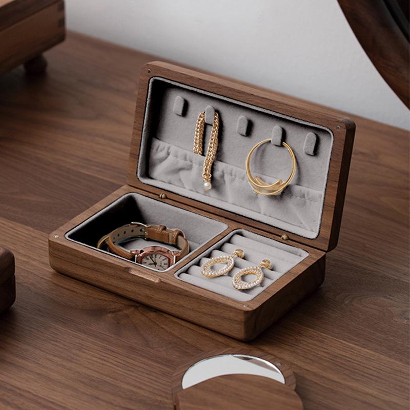 Utsøkt smykkeskrin i svart valnøtt og fløyel: Oppbevaring i massivt tre for ringer og øredobber